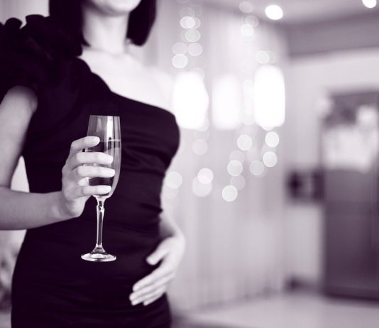 Cum petreci revelionul daca esti singura!