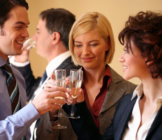 Iti petreci revelionul cu colegii de munca? Iata ce sa nu faci!