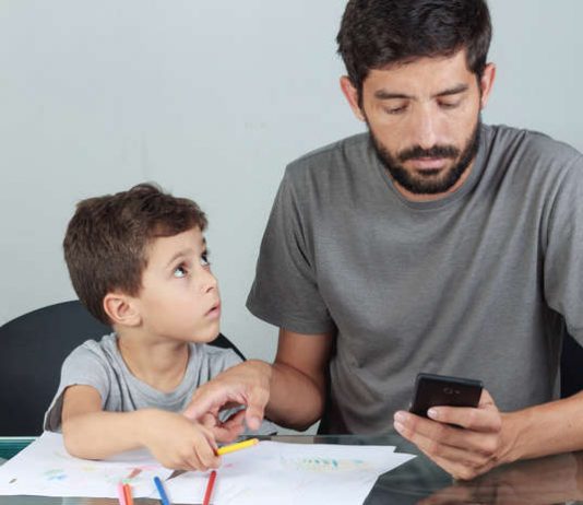 Tehnologia favorizeaza dezbinarea familiei?