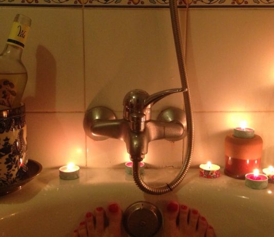 De ce o baie romantica va fi intotdeauna cel mai bun cadou de Valentin